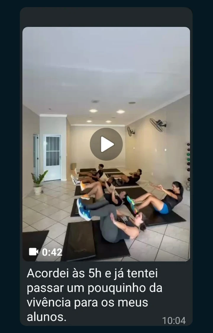 Depoimento de participante, print de WhatsApp: “Acordei às 5h e já tentei passar um pouquinho da vivência para os meus alunos.”, com um vídeo dos alunos nos colchonetes.